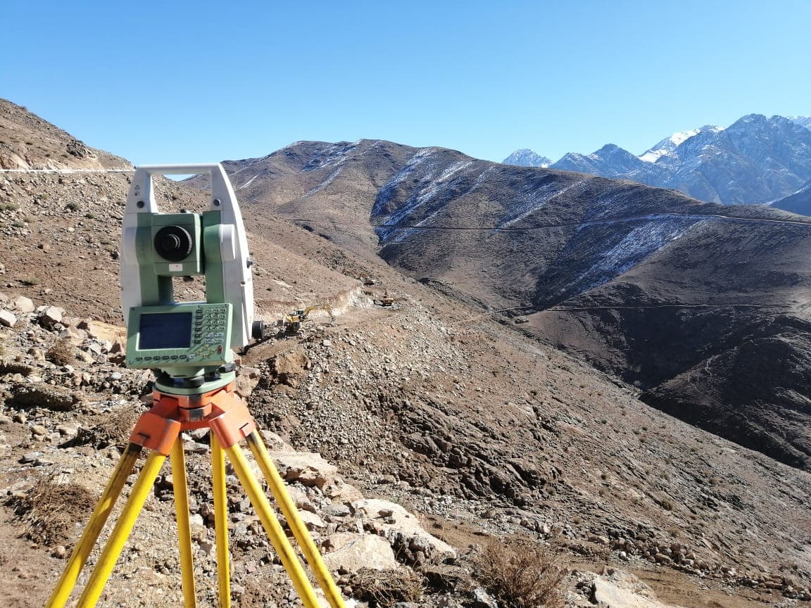 Équipe GeoFlex sur chantier avec station totale